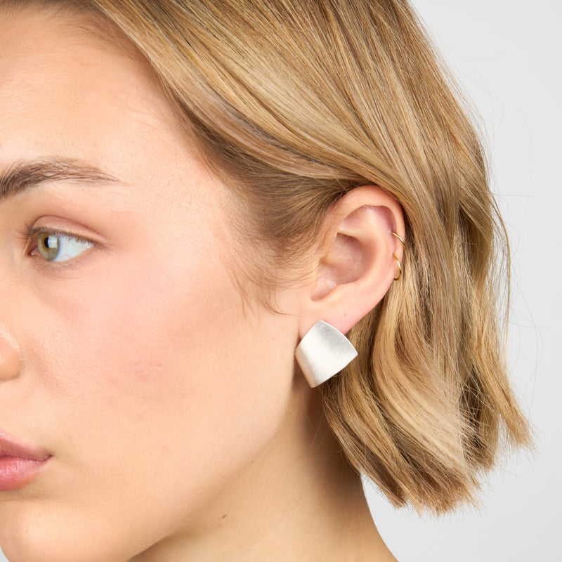 ALTA JEWELLERY | GEOMERTY EARRINGS

Make a modern statement with the Alta Geometry Earrings. Crafted in brushed sterling silver, these wrap-style earrings feature clean, sculptural lines that add contemporary edge and effortless sophistication to any look.