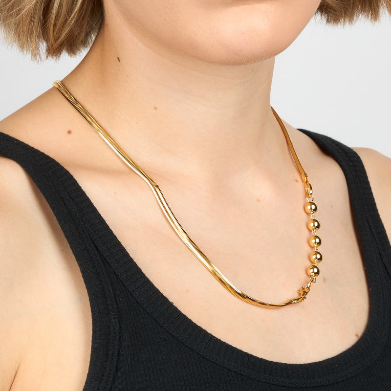 ALTA JEWELLERY | SNAKEY CHAIN NECKLACE

Sleek, modern and endlessly versatile - the Alta Snakey Chain Necklace is designed to elevate your everyday style. Crafted in premium sterling silver, this fluid chain catches the light with every movement. For a warmer finish, choose the sterling silver with 18k gold vermeil option.