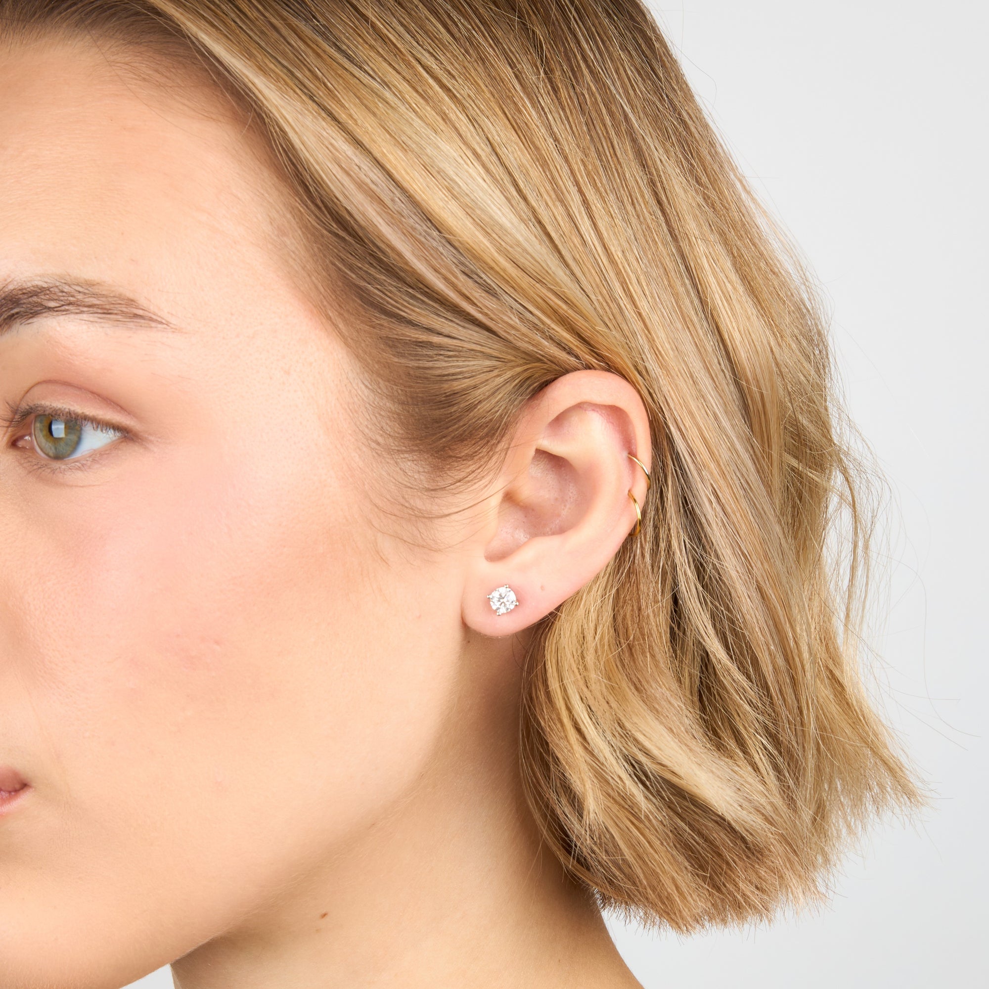 ALTA JEWELLERY | TIMELESS SPARKLE EARRINGS
Elevate your everyday look with the Alta Timeless Sparkle Earrings. Handcrafted in sterling silver, each earring features a 0.5ct moissanite gemstone set in a classic four-claw setting for maximum brilliance and security.