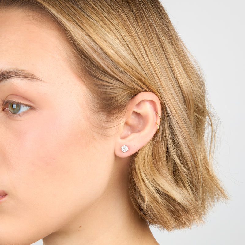 ALTA JEWELLERY | TIMELESS SPARKLE EARRINGS
Elevate your everyday look with the Alta Timeless Sparkle Earrings. Handcrafted in sterling silver, each earring features a 0.5ct moissanite gemstone set in a classic four-claw setting for maximum brilliance and security.