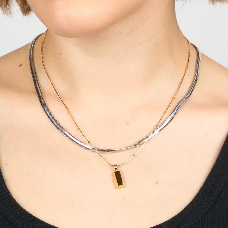 ALTA JEWELLERY | GOLDEN BAR NECKLACE

Minimalist yet striking, the Alta Golden Bar Necklace is a modern essential for any jewellery collection. Crafted in S925 sterling silver with a luxurious layer of 18k gold vermeil, this sleek bar pendant sits elegantly on a fine chain, offering a clean and contemporary finish.