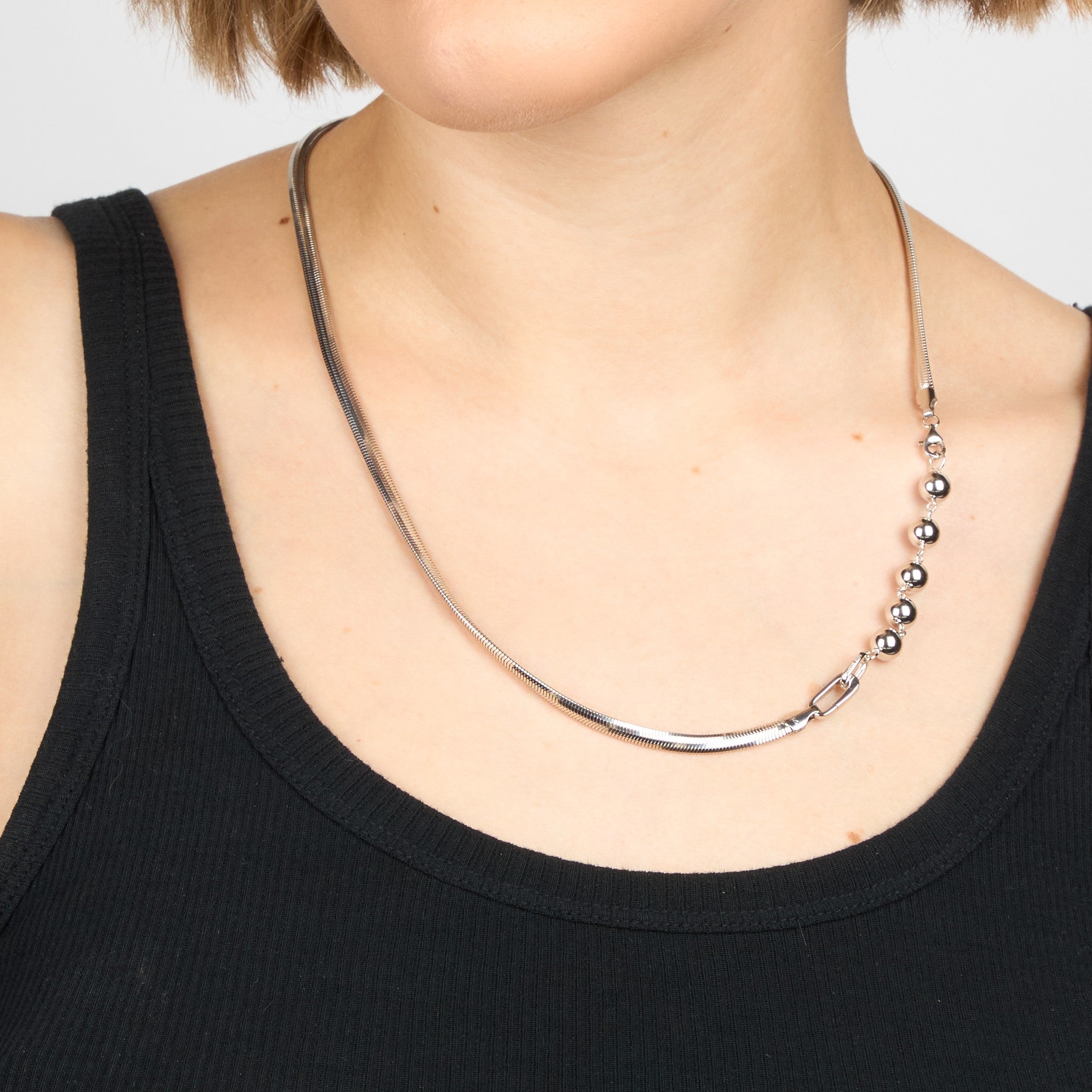 ALTA JEWELLERY | SNAKEY CHAIN NECKLACE
Sleek, modern and endlessly versatile - the Alta Snakey Chain Necklace is designed to elevate your everyday style. Crafted in premium sterling silver, this fluid chain catches the light with every movement. For a warmer finish, choose the sterling silver with 18k gold vermeil option.