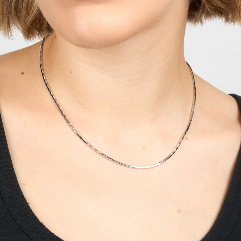 ALTA JEWELLERY | TWISTED CHAIN NECKLACE
Add texture and elegance to any outfit with the Alta Twisted Chain Necklace. Crafted in sterling silver or sterling silver with 18k gold vermeil, this beautifully twisted chain catches the light from every angle, offering subtle shimmer and modern sophistication.