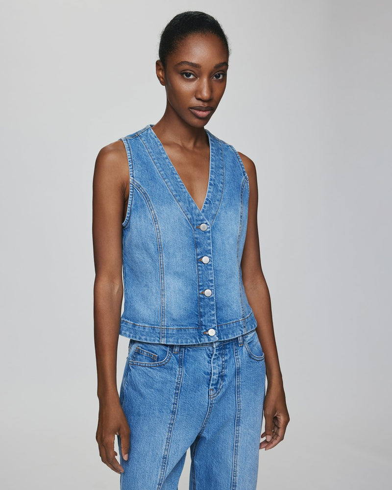 MSCH | ELI ADA DENIM VEST

The Eli Ada vest is a suit inspired vest but recreated in a denim quality. The vest features cutline details to enhance your figure, silver buttons and an adjustable strap on the back to ensure it fits you perfectly. Style it with the matching Eli Ada jeans.

This vest has a tailored fit. The model is 173cm and wears s size S.

Composition: 100% Certified Organic Cotton.