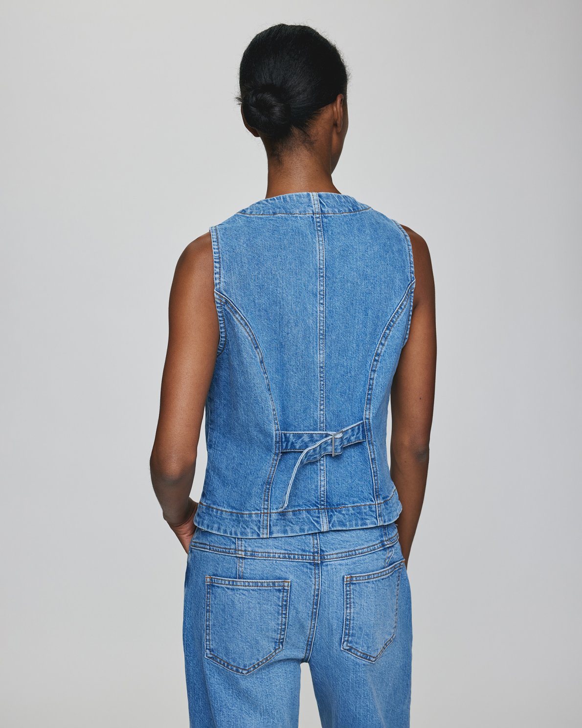 MSCH | ELI ADA DENIM VEST

The Eli Ada vest is a suit inspired vest but recreated in a denim quality. The vest features cutline details to enhance your figure, silver buttons and an adjustable strap on the back to ensure it fits you perfectly. Style it with the matching Eli Ada jeans.

This vest has a tailored fit. The model is 173cm and wears s size S.

Composition: 100% Certified Organic Cotton.