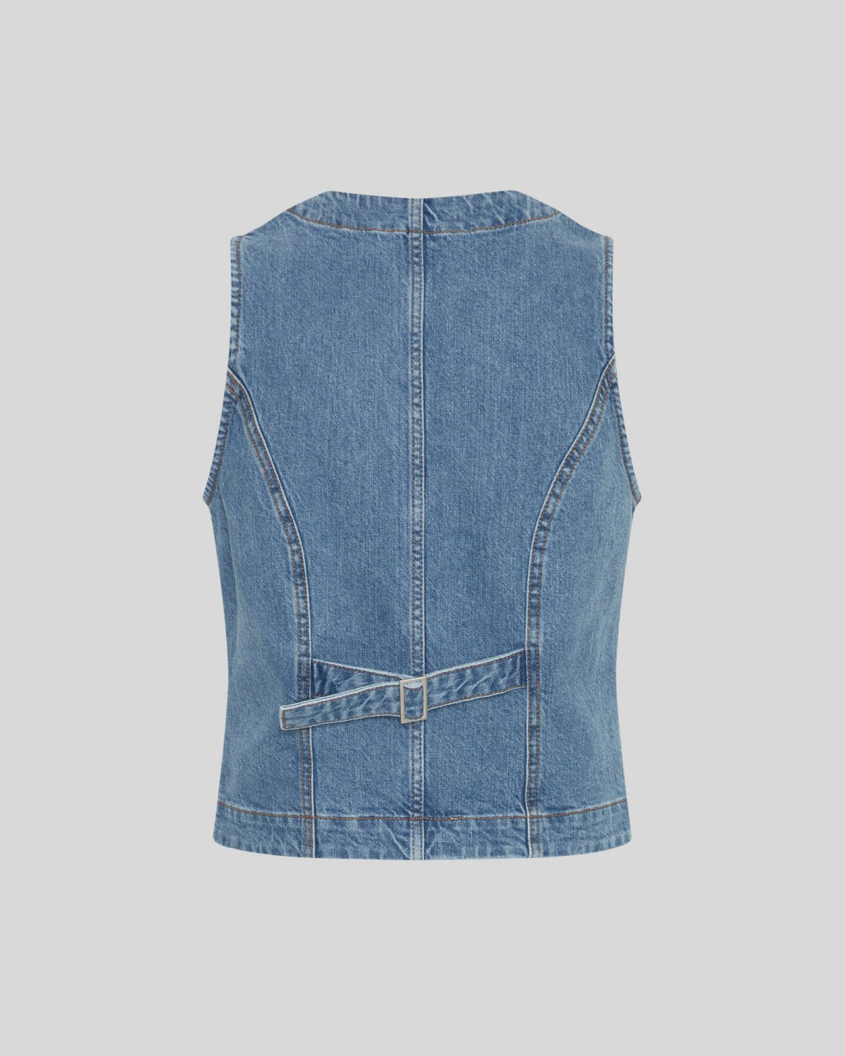 MSCH | ELI ADA DENIM VEST

The Eli Ada vest is a suit inspired vest but recreated in a denim quality. The vest features cutline details to enhance your figure, silver buttons and an adjustable strap on the back to ensure it fits you perfectly. Style it with the matching Eli Ada jeans.

This vest has a tailored fit. The model is 173cm and wears s size S.

Composition: 100% Certified Organic Cotton.