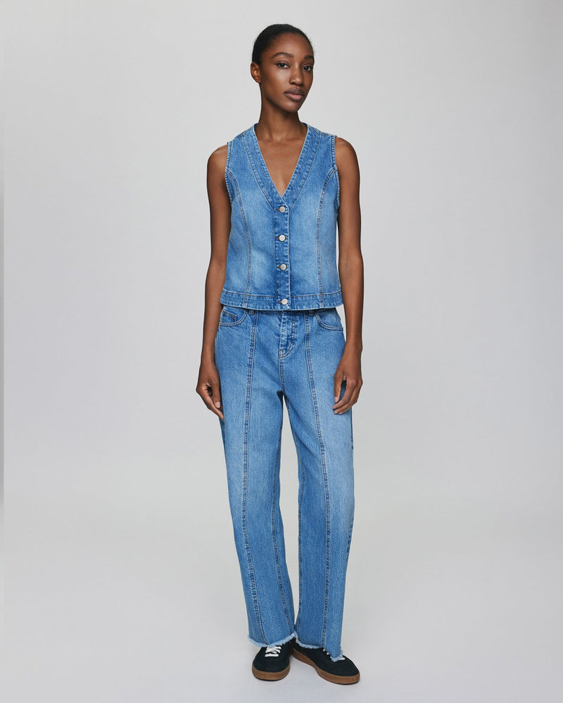 MSCH | ELI ADA HW STRAIGHT ANKLE JEANS

Our Eli Ada jeans is a high waisted, straight legged jeans with cutline details along the legs and a rough hemline. They feature both front and back pockets. The jeans perfectly matches the Eli Ada vest and jacket.

These jeans has a regular fit. The model is 173cm and wears s size S.

Composition: 100% Certified Organic Cotton