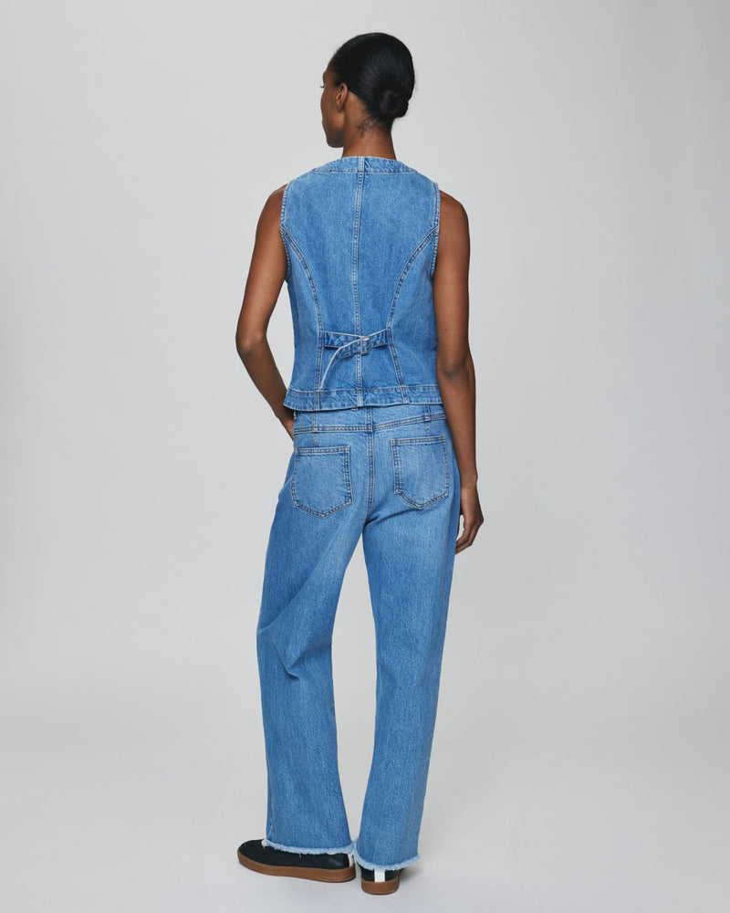 MSCH | ELI ADA HW STRAIGHT ANKLE JEANS

Our Eli Ada jeans is a high waisted, straight legged jeans with cutline details along the legs and a rough hemline. They feature both front and back pockets. The jeans perfectly matches the Eli Ada vest and jacket.

These jeans has a regular fit. The model is 173cm and wears s size S.

Composition: 100% Certified Organic Cotton