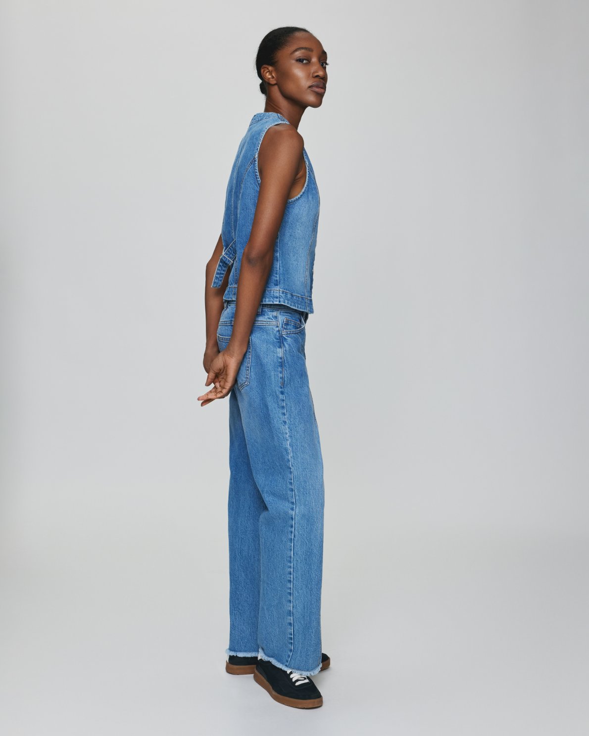 MSCH | ELI ADA HW STRAIGHT ANKLE JEANS

Our Eli Ada jeans is a high waisted, straight legged jeans with cutline details along the legs and a rough hemline. They feature both front and back pockets. The jeans perfectly matches the Eli Ada vest and jacket.

These jeans has a regular fit. The model is 173cm and wears s size S.

Composition: 100% Certified Organic Cotton