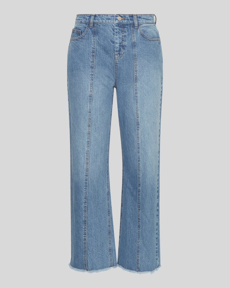 MSCH | ELI ADA HW STRAIGHT ANKLE JEANS

Our Eli Ada jeans is a high waisted, straight legged jeans with cutline details along the legs and a rough hemline. They feature both front and back pockets. The jeans perfectly matches the Eli Ada vest and jacket.

These jeans has a regular fit. The model is 173cm and wears s size S.

Composition: 100% Certified Organic Cotton