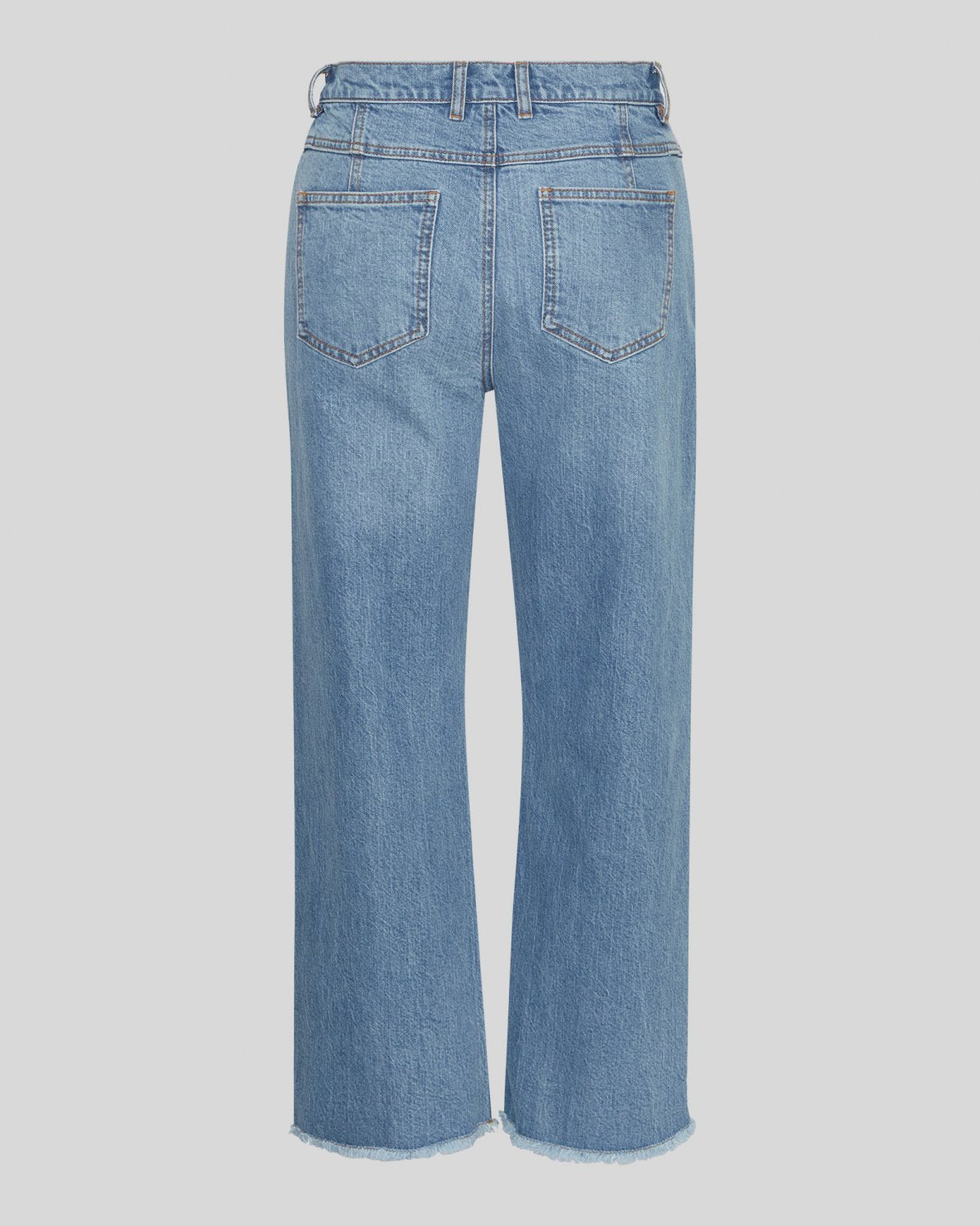 MSCH | ELI ADA HW STRAIGHT ANKLE JEANS

Our Eli Ada jeans is a high waisted, straight legged jeans with cutline details along the legs and a rough hemline. They feature both front and back pockets. The jeans perfectly matches the Eli Ada vest and jacket.

These jeans has a regular fit. The model is 173cm and wears s size S.

Composition: 100% Certified Organic Cotton