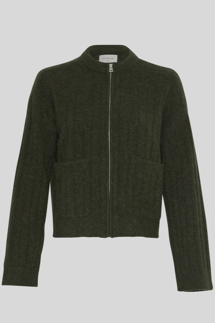 The MSCH Gertrude Nenaya Zip Cardigan is a versatile piece that combines practicality with style. Made from a cozy and durable material, this cardigan features a front zip closure and functional pockets, adding both convenience and a modern edge. Perfect for layering, it offers a relaxed fit that makes it easy to pair with anything from jeans to casual trousers.