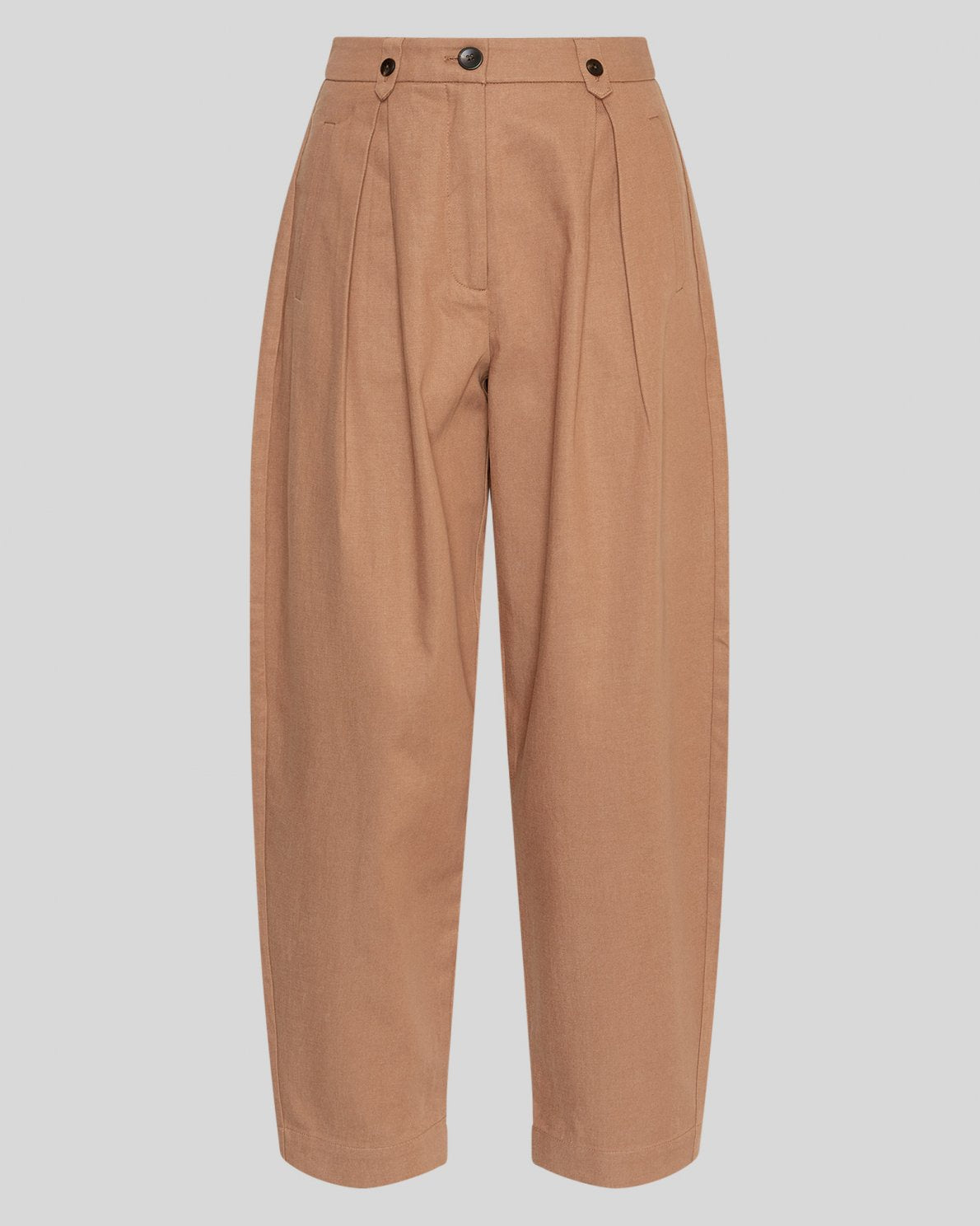 MSCH Copenhagen GWENETH DW Pants in a rich caramel colour with a high waist and relaxed regular fit barrel-leg silhouette. Designed with front pleats, elastic side inserts, belt loops, button and zip closure, and back flap pockets with button detailing. Crafted from a soft lyocell and cotton blend for effortless everyday wear.