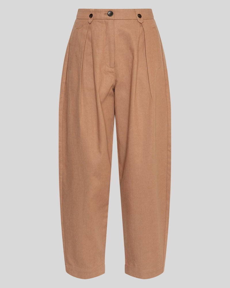 MSCH Copenhagen GWENETH DW Pants in a rich caramel colour with a high waist and relaxed regular fit barrel-leg silhouette. Designed with front pleats, elastic side inserts, belt loops, button and zip closure, and back flap pockets with button detailing. Crafted from a soft lyocell and cotton blend for effortless everyday wear.