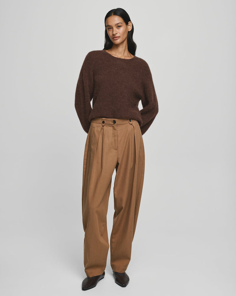 MSCH Copenhagen GWENETH DW Pants in a rich caramel colour with a high waist and relaxed regular fit barrel-leg silhouette. Designed with front pleats, elastic side inserts, belt loops, button and zip closure, and back flap pockets with button detailing. Crafted from a soft lyocell and cotton blend for effortless everyday wear.