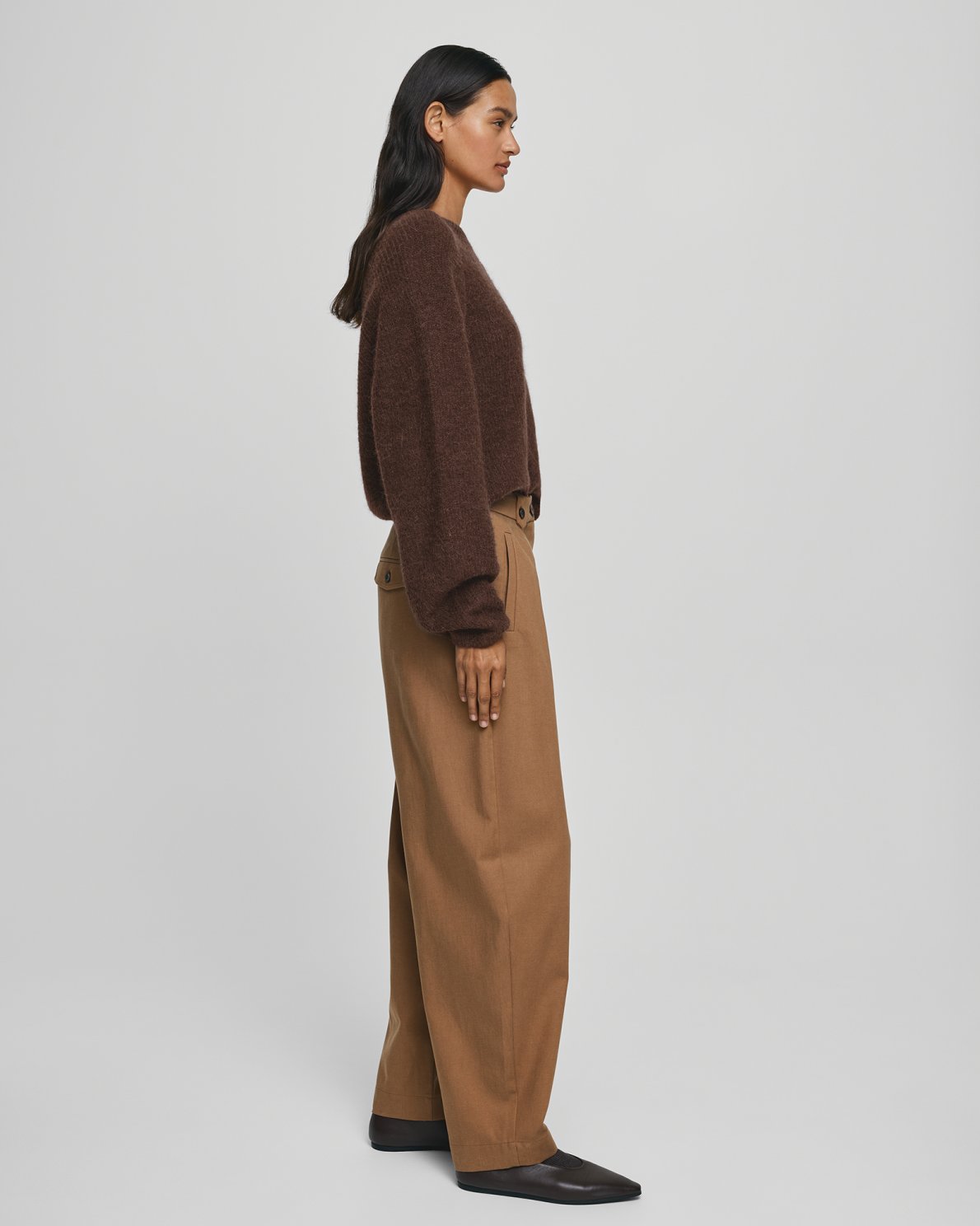 MSCH Copenhagen GWENETH DW Pants in a rich caramel colour with a high waist and relaxed regular fit barrel-leg silhouette. Designed with front pleats, elastic side inserts, belt loops, button and zip closure, and back flap pockets with button detailing. Crafted from a soft lyocell and cotton blend for effortless everyday wear.