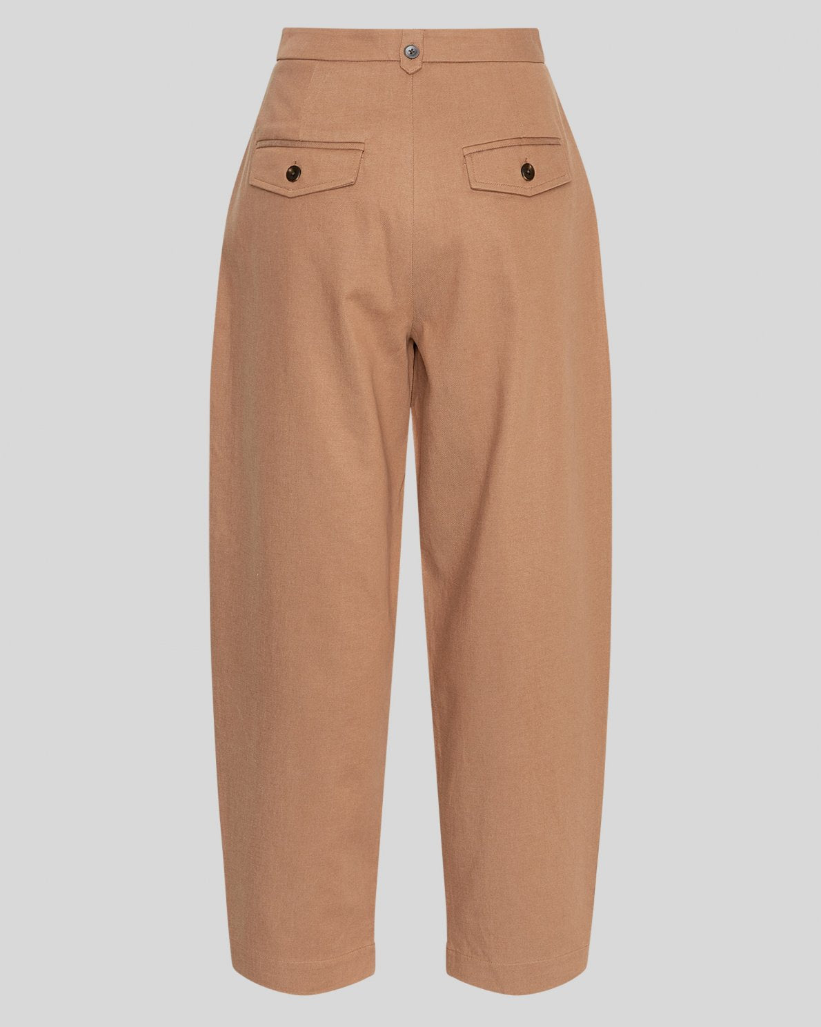 MSCH Copenhagen GWENETH DW Pants in a rich caramel colour with a high waist and relaxed regular fit barrel-leg silhouette. Designed with front pleats, elastic side inserts, belt loops, button and zip closure, and back flap pockets with button detailing. Crafted from a soft lyocell and cotton blend for effortless everyday wear.
