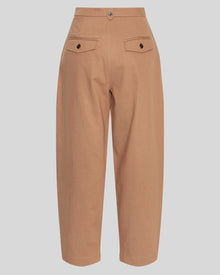 MSCH Copenhagen GWENETH DW Pants in a rich caramel colour with a high waist and relaxed regular fit barrel-leg silhouette. Designed with front pleats, elastic side inserts, belt loops, button and zip closure, and back flap pockets with button detailing. Crafted from a soft lyocell and cotton blend for effortless everyday wear.