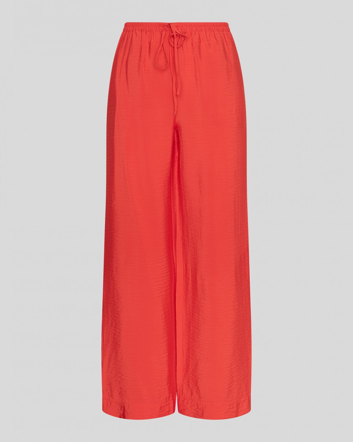 MSCH Henra Landonna Pants are a lightweight vicose and polyamid quality. The pants feature a slim waistband with a tie string.

Fitting
These pants has a loose fit.

Composition
82% LENZING™ ECOVERO™ ­viscose fibers &amp; 18% Polyamide