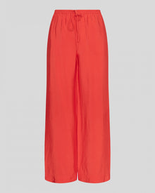 MSCH Henra Landonna Pants are a lightweight vicose and polyamid quality. The pants feature a slim waistband with a tie string.

Fitting
These pants has a loose fit.

Composition
82% LENZING™ ECOVERO™ ­viscose fibers &amp; 18% Polyamide
