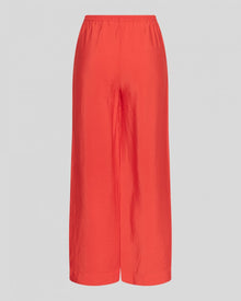 MSCH Henra Landonna Pants are a lightweight vicose and polyamid quality. The pants feature a slim waistband with a tie string.

Fitting
These pants has a loose fit.

Composition
82% LENZING™ ECOVERO™ ­viscose fibers &amp; 18% Polyamide