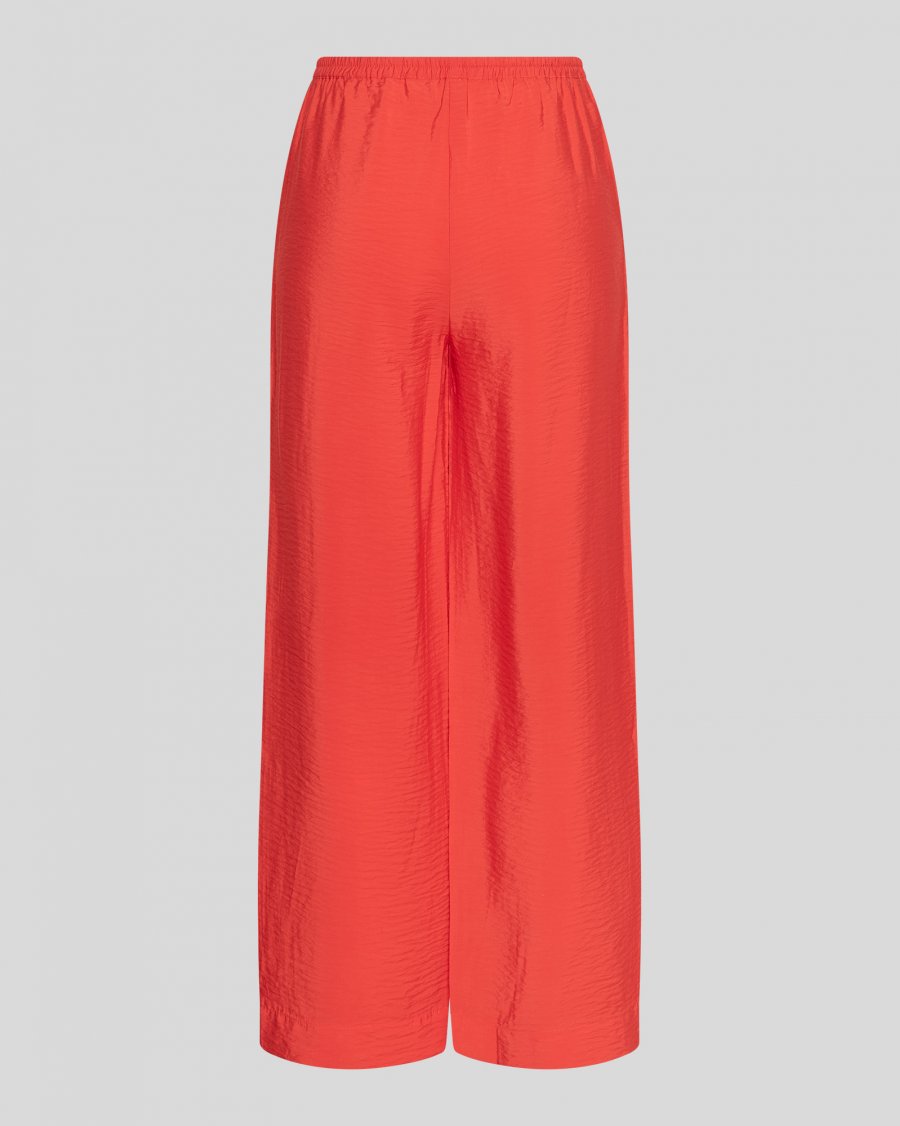 MSCH Henra Landonna Pants are a lightweight vicose and polyamid quality. The pants feature a slim waistband with a tie string.

Fitting
These pants has a loose fit.

Composition
82% LENZING™ ECOVERO™ ­viscose fibers &amp; 18% Polyamide