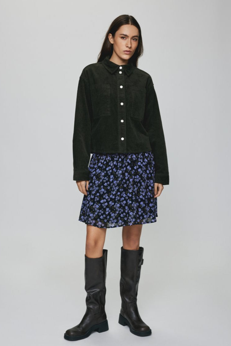 The MSCH Kasandra Orabella skirt is a mini skirt, in a purple floral print with an elastic waistband. The skirt features a double layer, whereas the top layer is floral printed and slightly see-through, with a black layer underneath to ensure coverage. Style this feminine skirt with your favorite knitted pullover and a pair of boots.