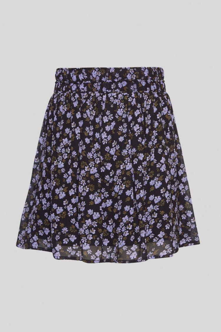 The MSCH Kasandra Orabella skirt is a mini skirt, in a purple floral print with an elastic waistband. The skirt features a double layer, whereas the top layer is floral printed and slightly see-through, with a black layer underneath to ensure coverage. Style this feminine skirt with your favorite knitted pullover and a pair of boots.