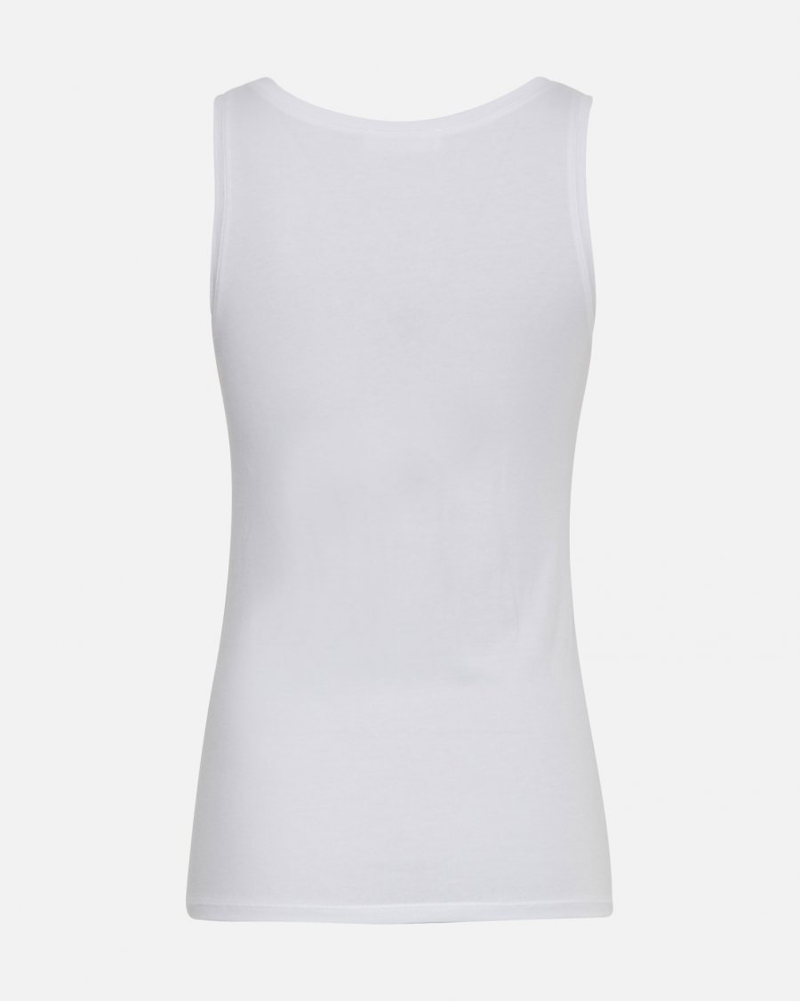 A must-have summer essential that you will never want to take off. MSCH Rasmia comes in a tank top version with round neckline, regular fit and a super soft organic cotton fabric. It comes in many colours, making it easy to style for different occasions. Grab your go-to jeans or you favourite flowy skirt for the warm summer evenings. Make your outfit more relaxed by throwing on an oversized shirt.