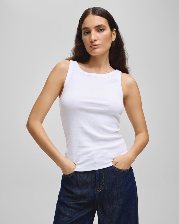 A must-have summer essential that you will never want to take off. MSCH Rasmia comes in a tank top version with round neckline, regular fit and a super soft organic cotton fabric. It comes in many colours, making it easy to style for different occasions. Grab your go-to jeans or you favourite flowy skirt for the warm summer evenings. Make your outfit more relaxed by throwing on an oversized shirt.