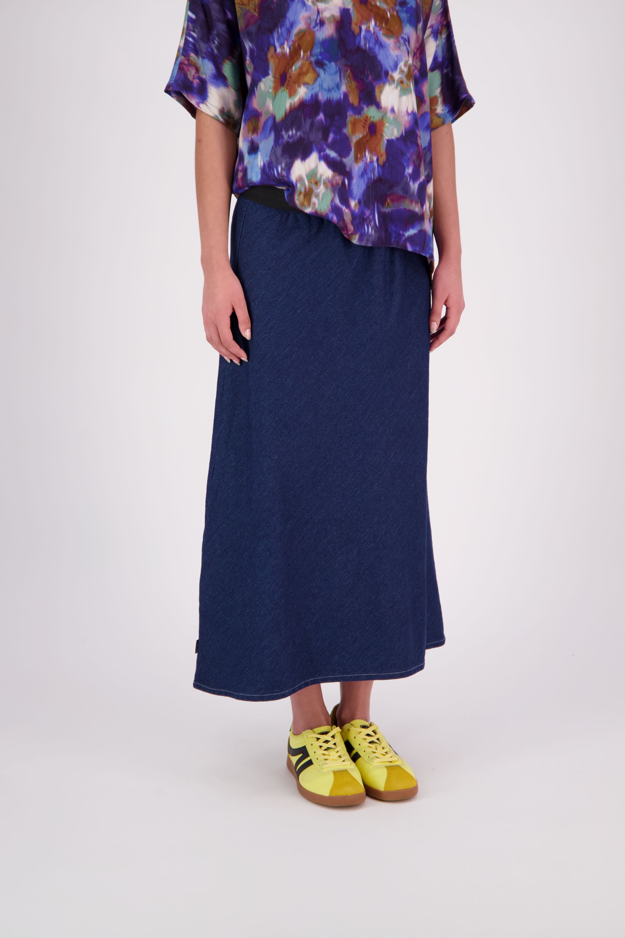 N-E-S Denim Muse Skirt
Our bestselling Muse Skirt gets a fresh update in classic denim with crisp white topstitching along the hemline. Designed with a flattering bias cut, wide elasticated waistband, and signature concave front with a dropped back hem, this skirt offers effortless style and all-day comfort. A versatile, multi-seasonal staple you’ll reach for again and again.
