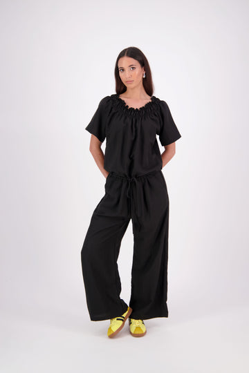 The N-E-S Muses Jumpsuit features a shirred off-the-shoulder top with cap sleeves, an elasticated back waist, and a self-drawcord front for a flattering, adjustable fit. The lower half mirrors the relaxed fit of our Lounge Jumpsuit, with angled seams, centre front detailing, and practical front pockets—plus 5cm added length for extra ease. Wear it your way: off the shoulders, asymmetrical, or pulled up for a more classic neckline.
lyocell,rayon,nylon,linen (anti-crease)
Designed & made in New Zealand