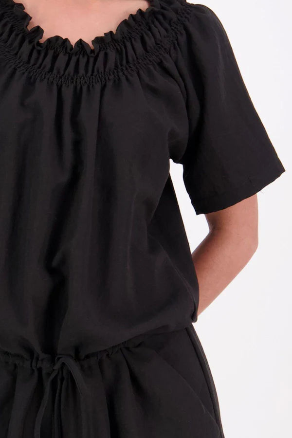 The N-E-S Muses Jumpsuit features a shirred off-the-shoulder top with cap sleeves, an elasticated back waist, and a self-drawcord front for a flattering, adjustable fit. The lower half mirrors the relaxed fit of our Lounge Jumpsuit, with angled seams, centre front detailing, and practical front pockets—plus 5cm added length for extra ease. Wear it your way: off the shoulders, asymmetrical, or pulled up for a more classic neckline.
lyocell,rayon,nylon,linen (anti-crease)
Designed & made in New Zealand