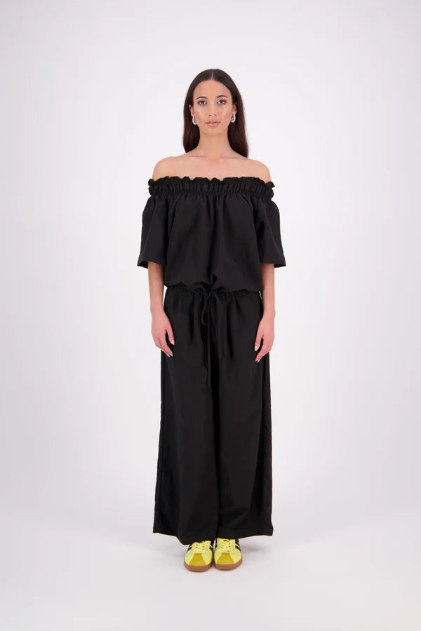 The N-E-S Muses Jumpsuit features a shirred off-the-shoulder top with cap sleeves, an elasticated back waist, and a self-drawcord front for a flattering, adjustable fit. The lower half mirrors the relaxed fit of our Lounge Jumpsuit, with angled seams, centre front detailing, and practical front pockets—plus 5cm added length for extra ease. Wear it your way: off the shoulders, asymmetrical, or pulled up for a more classic neckline.
lyocell,rayon,nylon,linen (anti-crease)
Designed & made in New Zealand