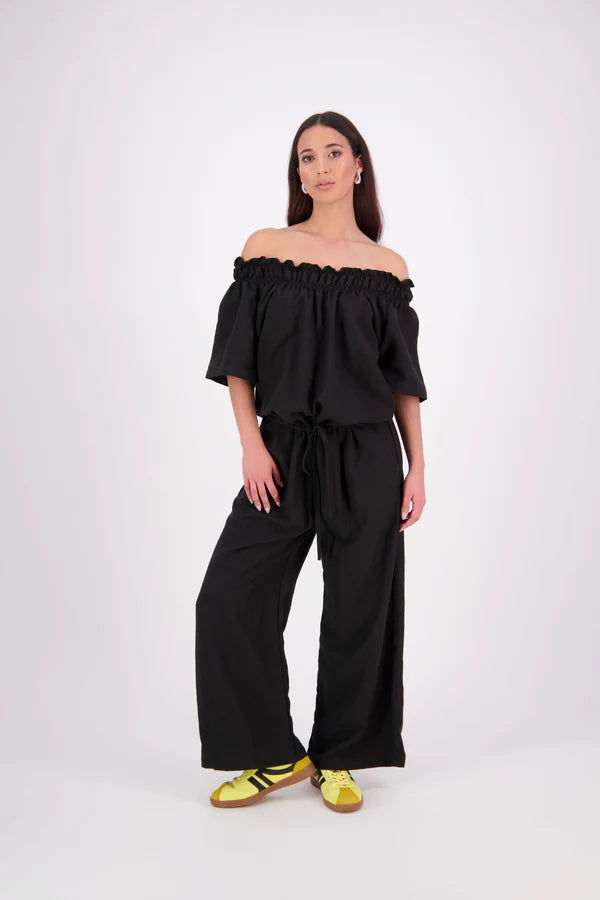 The N-E-S Muses Jumpsuit features a shirred off-the-shoulder top with cap sleeves, an elasticated back waist, and a self-drawcord front for a flattering, adjustable fit. The lower half mirrors the relaxed fit of our Lounge Jumpsuit, with angled seams, centre front detailing, and practical front pockets—plus 5cm added length for extra ease. Wear it your way: off the shoulders, asymmetrical, or pulled up for a more classic neckline.
lyocell,rayon,nylon,linen (anti-crease)
Designed & made in New Zealand