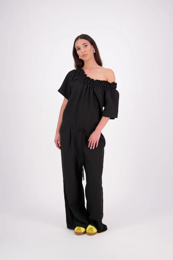 The N-E-S Muses Jumpsuit features a shirred off-the-shoulder top with cap sleeves, an elasticated back waist, and a self-drawcord front for a flattering, adjustable fit. The lower half mirrors the relaxed fit of our Lounge Jumpsuit, with angled seams, centre front detailing, and practical front pockets—plus 5cm added length for extra ease. Wear it your way: off the shoulders, asymmetrical, or pulled up for a more classic neckline.
lyocell,rayon,nylon,linen (anti-crease)
Designed & made in New Zealand