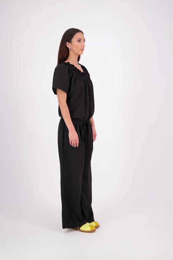 The N-E-S Muses Jumpsuit features a shirred off-the-shoulder top with cap sleeves, an elasticated back waist, and a self-drawcord front for a flattering, adjustable fit. The lower half mirrors the relaxed fit of our Lounge Jumpsuit, with angled seams, centre front detailing, and practical front pockets—plus 5cm added length for extra ease. Wear it your way: off the shoulders, asymmetrical, or pulled up for a more classic neckline.
lyocell,rayon,nylon,linen (anti-crease)
Designed & made in New Zealand