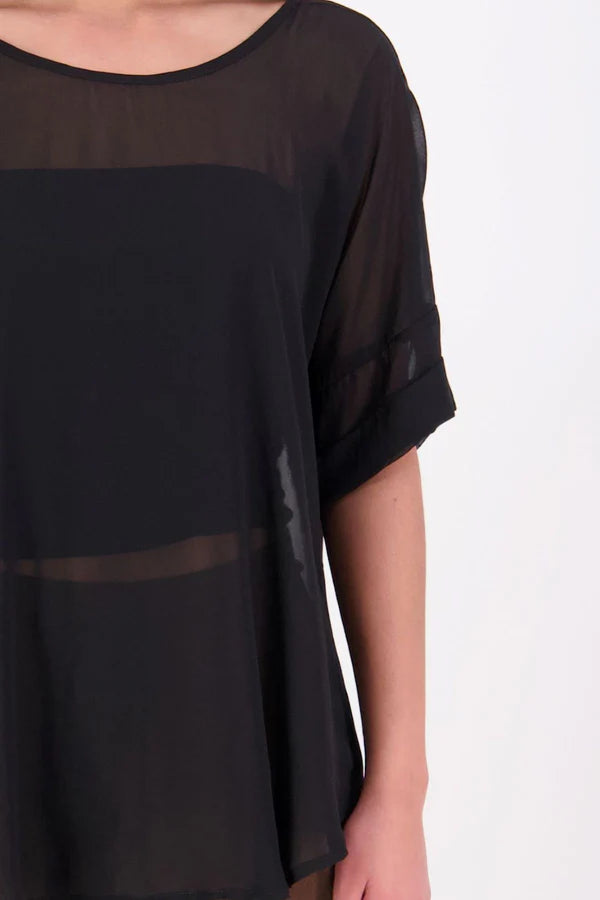 A customer favourite, the NES Cross Top is crafted in lightweight chiffon for an easy, elegant drape. This flattering t-shirt style features mid-length sleeves with folded cuffs, a soft scooped hem, and a unique crossover yoke detail that wraps from front to back. Perfect dressed up or down, and best layered with a NES Lattice Singlet underneath for coverage and style.

Our model is 174cm and wears a XS (8) NES fit advise: Standard fit

Composition: PT Chiffon

Designed and Made in New Zealand