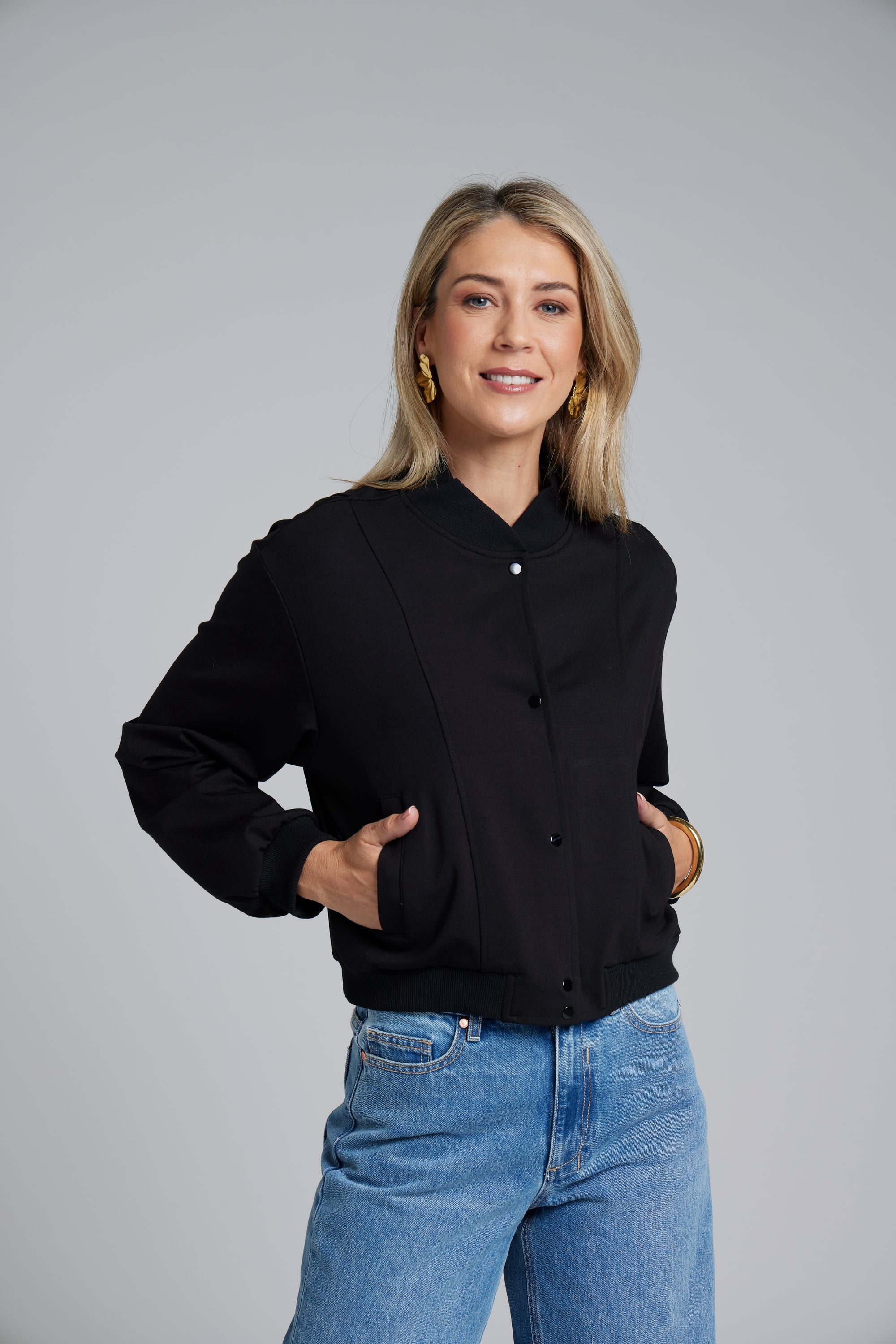 The NES Zadie Bomber by N-E-S – a clean ponte bomber with cotton rib trims and snap domes. Modern, versatile and NZ made. Available in Black or Latte.
