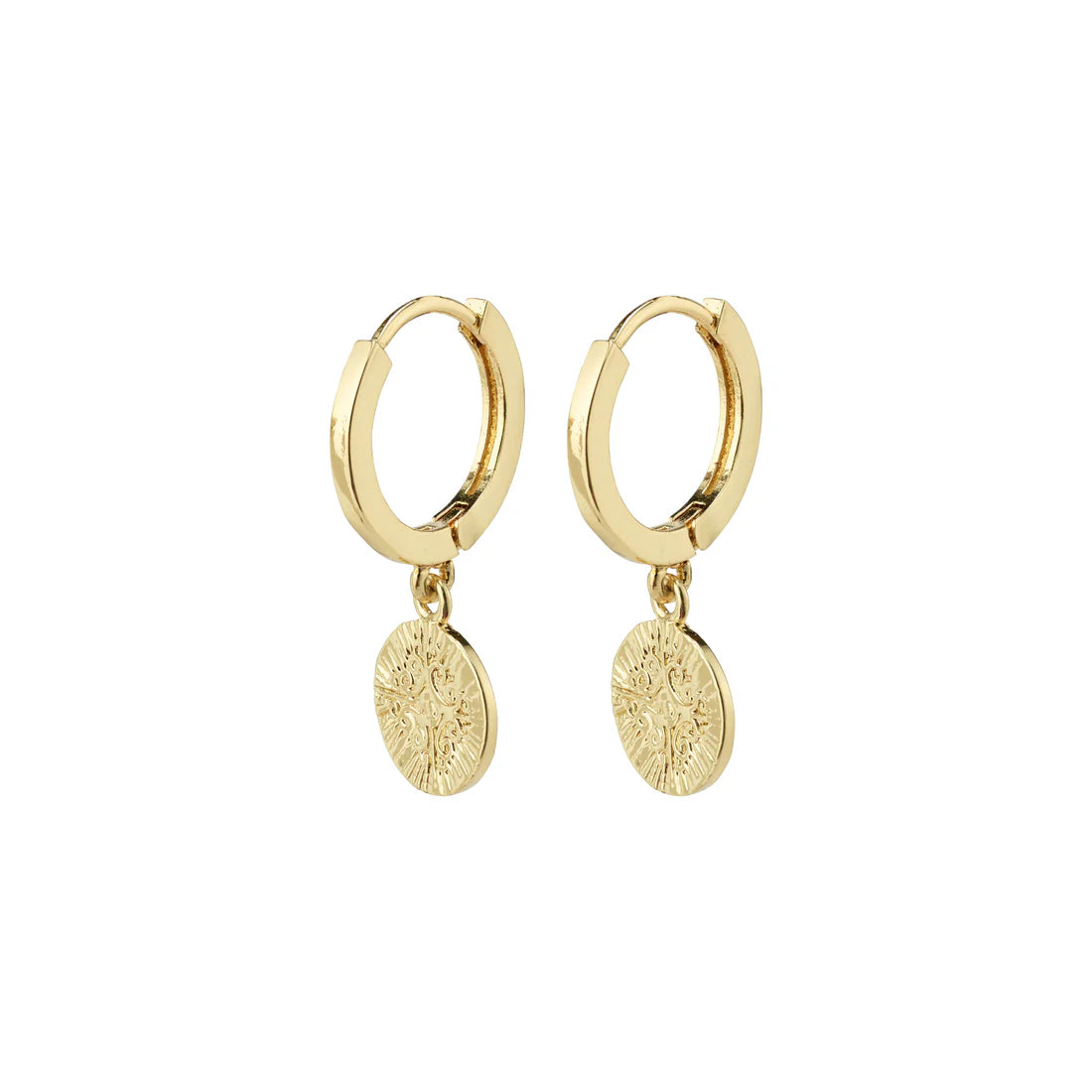 NOMAD coin huggie hoop earrings FROM PILGRIM.
Available in gold-plated &amp; silver-plated with romantic and detailed coin pendants
Classic hoops with a unique twist
The earrings measure 2.5 cm in length
The perfect accessory for any outfit
Style with a little black dress for a beautiful and feminine look