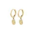 NOMAD coin huggie hoop earrings FROM PILGRIM.
Available in gold-plated &amp; silver-plated with romantic and detailed coin pendants
Classic hoops with a unique twist
The earrings measure 2.5 cm in length
The perfect accessory for any outfit
Style with a little black dress for a beautiful and feminine look