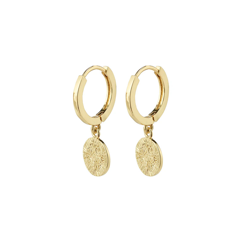 NOMAD coin huggie hoop earrings FROM PILGRIM.
Available in gold-plated &amp; silver-plated with romantic and detailed coin pendants
Classic hoops with a unique twist
The earrings measure 2.5 cm in length
The perfect accessory for any outfit
Style with a little black dress for a beautiful and feminine look
