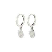 NOMAD coin huggie hoop earrings FROM PILGRIM.
Available in gold-plated &amp; silver-plated with romantic and detailed coin pendants
Classic hoops with a unique twist
The earrings measure 2.5 cm in length
The perfect accessory for any outfit
Style with a little black dress for a beautiful and feminine look