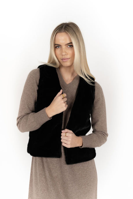 Soft, high-quality faux fur gilet
Fully lined for added warmth and comfort
True to size fit for easy layering
Perfect for autumn and winter styling
A versatile, statement layering piece