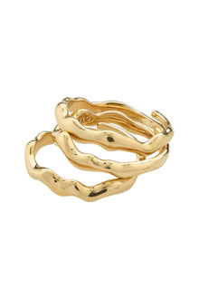 Classy is timeless! With the PENELOPE rings from Pilgrim, you get a unique wavy design and a sharp graphic silhouette that gives you triple trend points in a single set. 
Available in Gold-plated &amp; Silver-plated wavy rings
3-in-1 set
Adjustable size 51-55
For a stacked look
Made from 99% recycled material