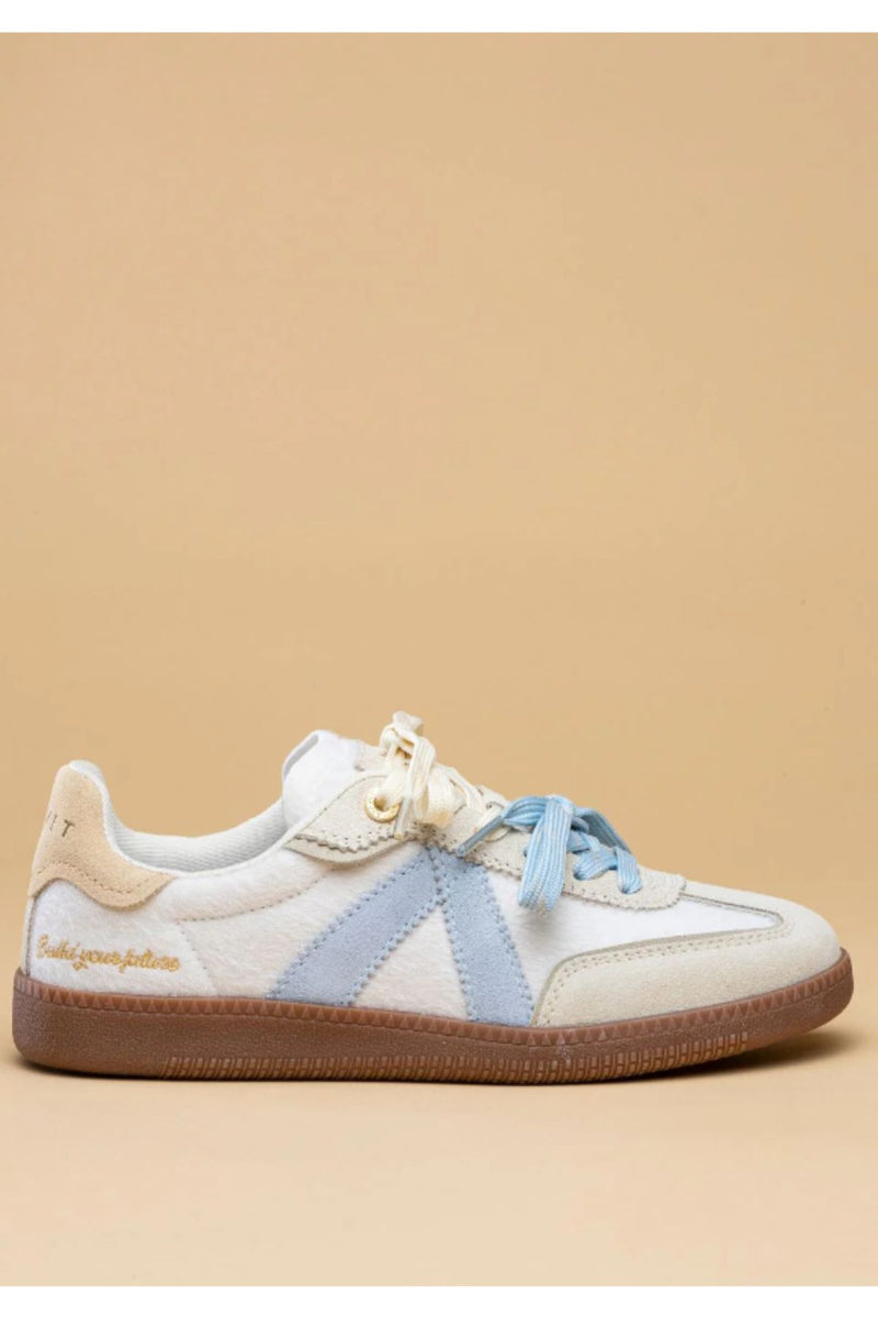ASFVLT ELITE CLASSIC sneaker in cream pony hair–style finish, featuring a soft textured upper with suede overlays and subtle light blue side accents. The retro-inspired silhouette sits on a classic gum sole and includes a distinctive double-lace design with contrasting laces for a layered, fashion-forward look. Lightweight and versatile, it blends vintage appeal with modern street style.