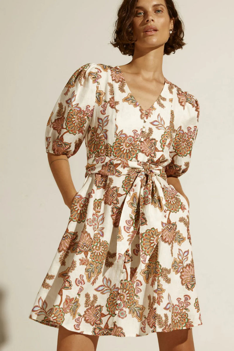 ZOE KRATZMANN, Quota Dress. V-neck and covered buttons leads into a fit and flare silhouette a wide self-tie belt allows styling options whilst a softly elasticated blouson sleeve adds a feminine flourish. covered buttons add delicate detail
crafted in quality linen
side pockets are a handy and welcome feature

Composition: 100% Linen