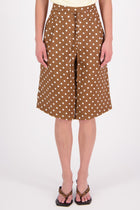 Rita Linen spot Short – Relaxed Summer Tailoring

The N-E-S Rita Short is a fresh update on our classic Gin Short, designed with a single front leg pleat for subtle shape and ease. It features a flat front with a decorative drawcord, elasticated back waistband for comfort, and angled front pockets. With a length finishing just below the knee, it’s the perfect blend of relaxed structure and everyday style.
