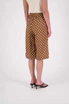 Rita Linen spot Short – Relaxed Summer Tailoring

The N-E-S Rita Short is a fresh update on our classic Gin Short, designed with a single front leg pleat for subtle shape and ease. It features a flat front with a decorative drawcord, elasticated back waistband for comfort, and angled front pockets. With a length finishing just below the knee, it’s the perfect blend of relaxed structure and everyday style.
