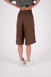 The N-E-S Rita Short is an easy update to our classic Gin Short, crafted in a breathable linen-cotton blend. Featuring a single front leg pleat for subtle shape, angled front pockets, and an elasticated back waistband for comfort. A decorative front drawcord adds detail, with a length finishing just below the knee—perfect for relaxed yet polished summer dressing.

White colourway has a 1/2 liner in a cotton voile
Our model is 174cm and wear a XS (8)
Composition: Linen Cotton
Designed and Made in New Zealand